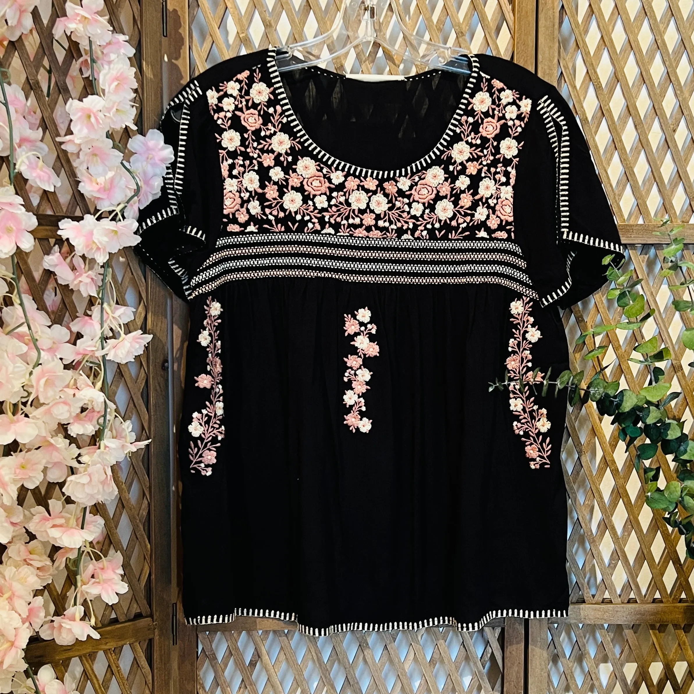 BLACK DAINTY FLORAL EMBROIDERY TOP